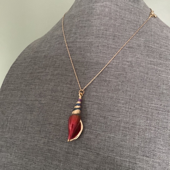 Dyed seashellPendant on 16 inch plus 3 inch extension - Picture 3 of 3